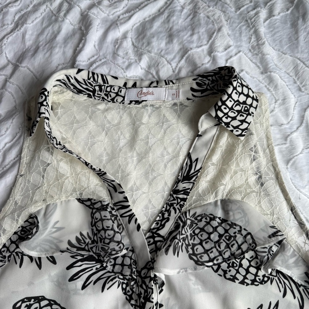 Candie’s Pineapple Print Sleeveless Top - Black & White Collared Button Up - Picture 3 of 6
